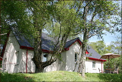 Red Deer Cottage exterior - self catering accommodation Loch Ness for 4 persons